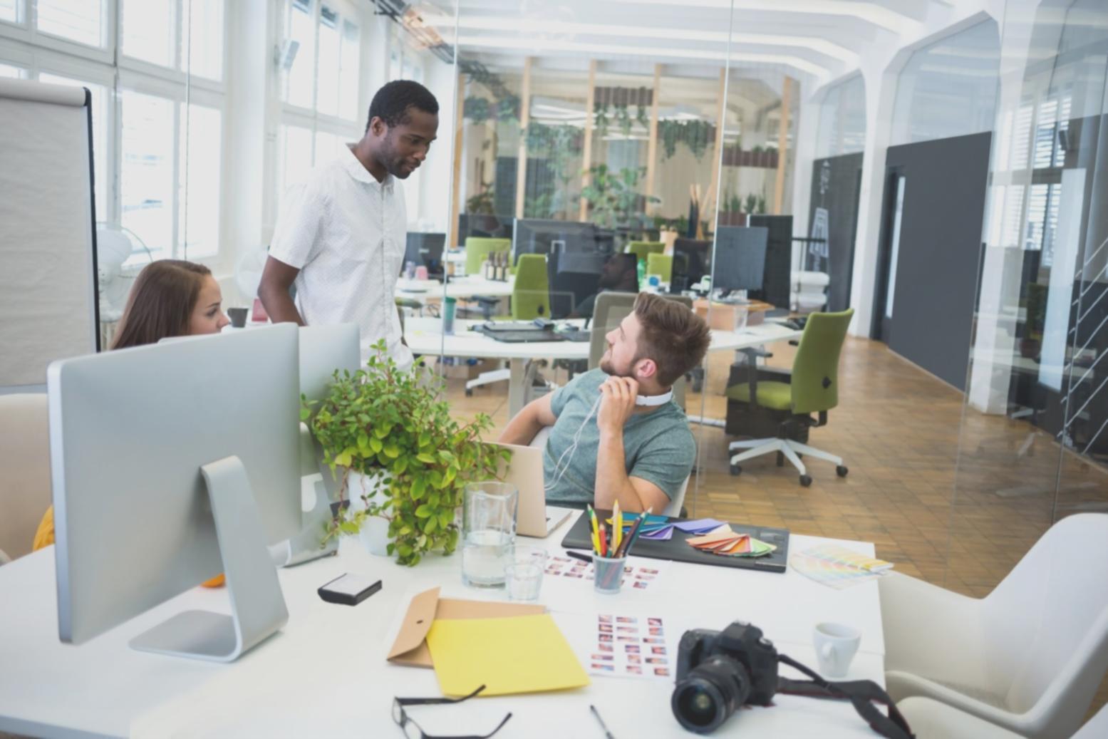 Étudiants travaillant sur des projets entrepreneuriaux lors d'un atelier pratique de formation financière